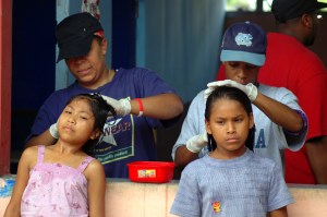 Peru Missions '09 - combing out lice